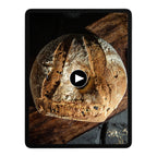Rustikales Brot auf einem Tablet