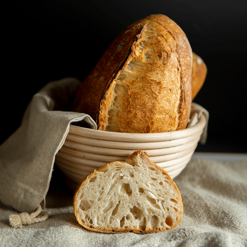Frisches Sauerteigbrot im Gärkorb