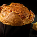 Panettone angeschnitten auf dunklem Hintergrund