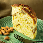 Briochekuchen mit Mandeln auf Teller