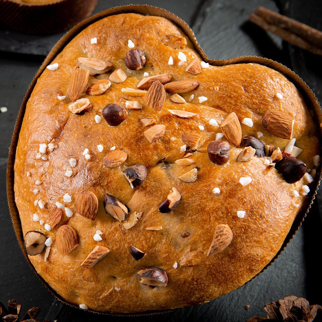 Herzförmiger Nusskuchen auf Schieferplatte
