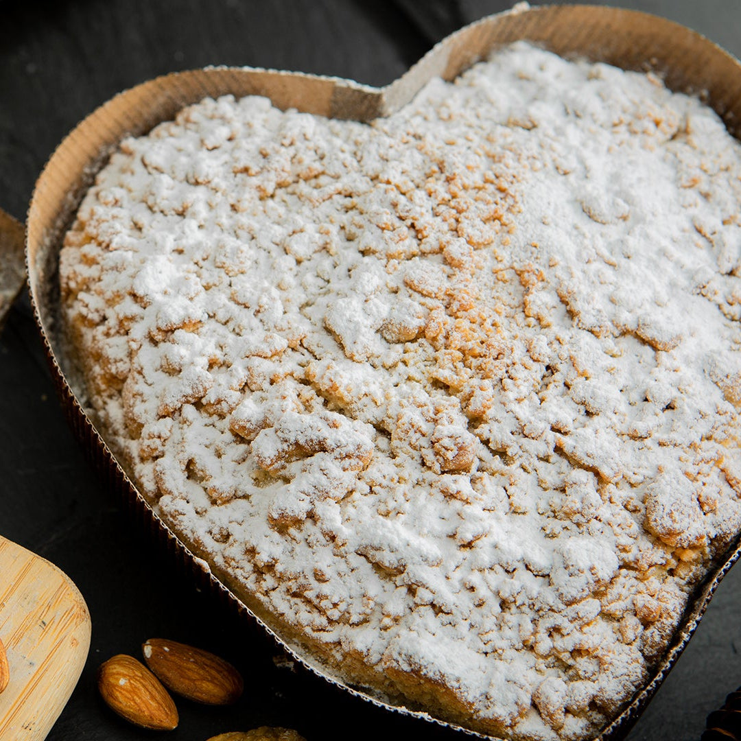 Herzförmiger Kuchen mit Nüssen