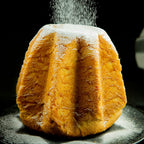 Pandoro mit Puderzucker bestäubt
