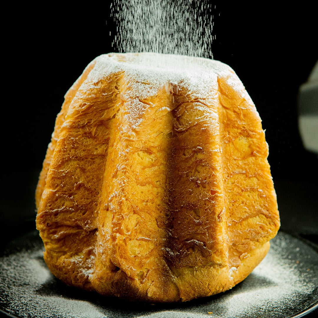Pandoro mit Puderzucker bestäubt