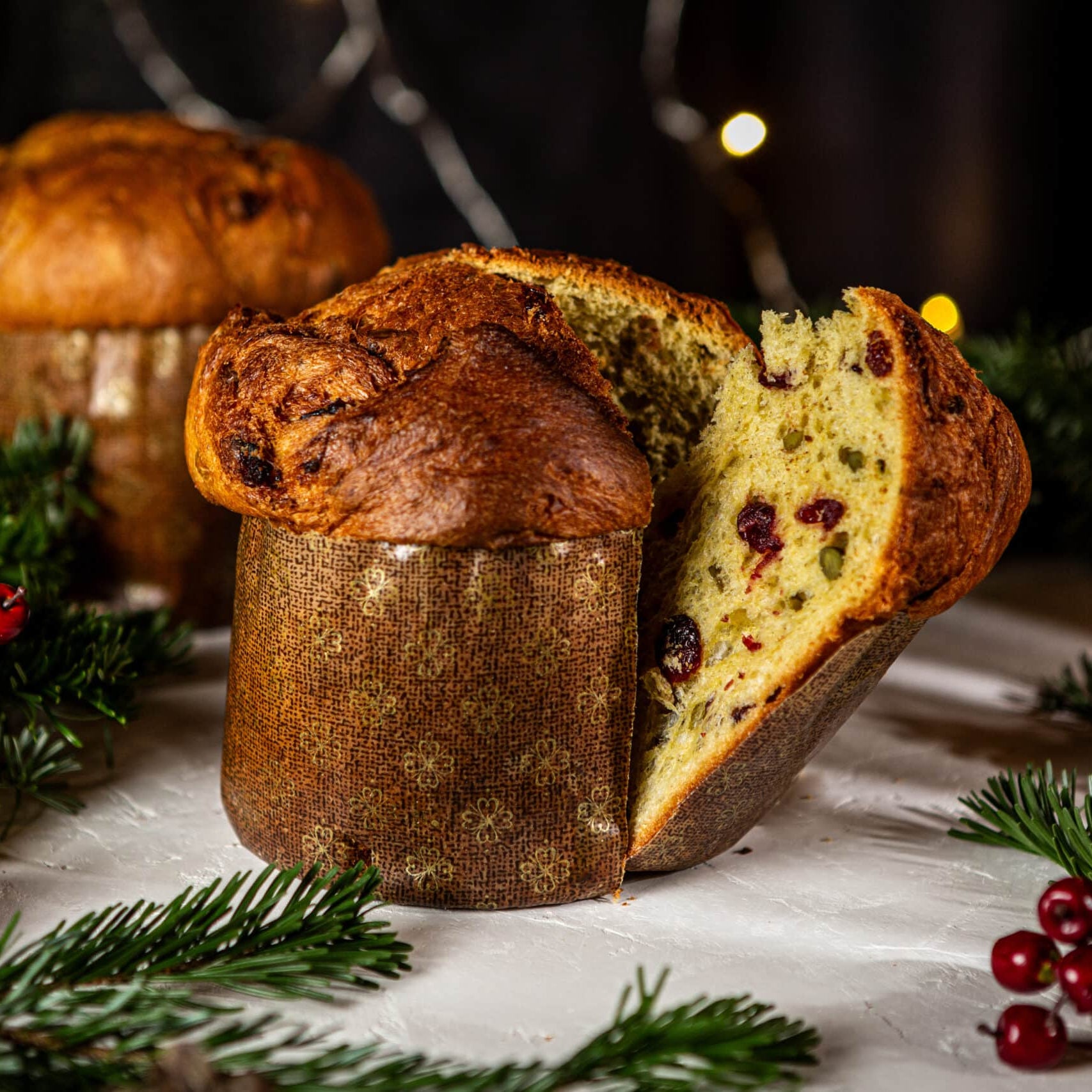 Panettone mit Cranberries, weihnachtlich dekoriert