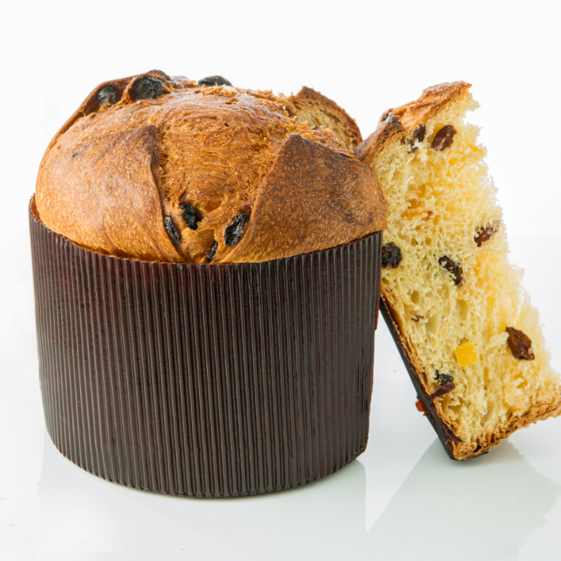 Panettone angeschnitten auf weißem Hintergrund