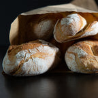 Frische Baguettes in Papiertüte