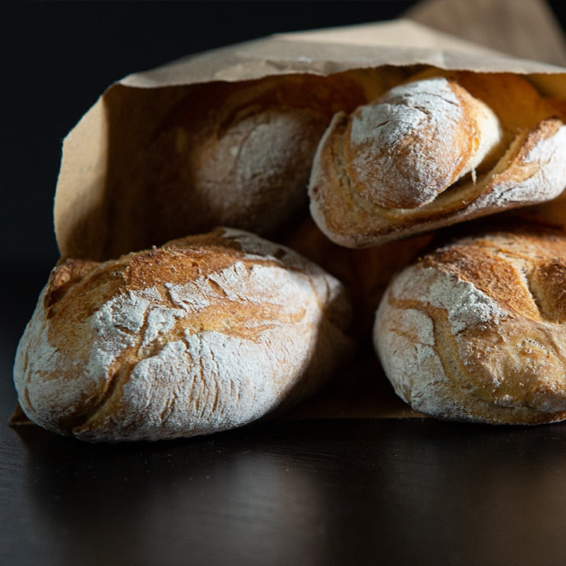 Frische Baguettes in Papiertüte
