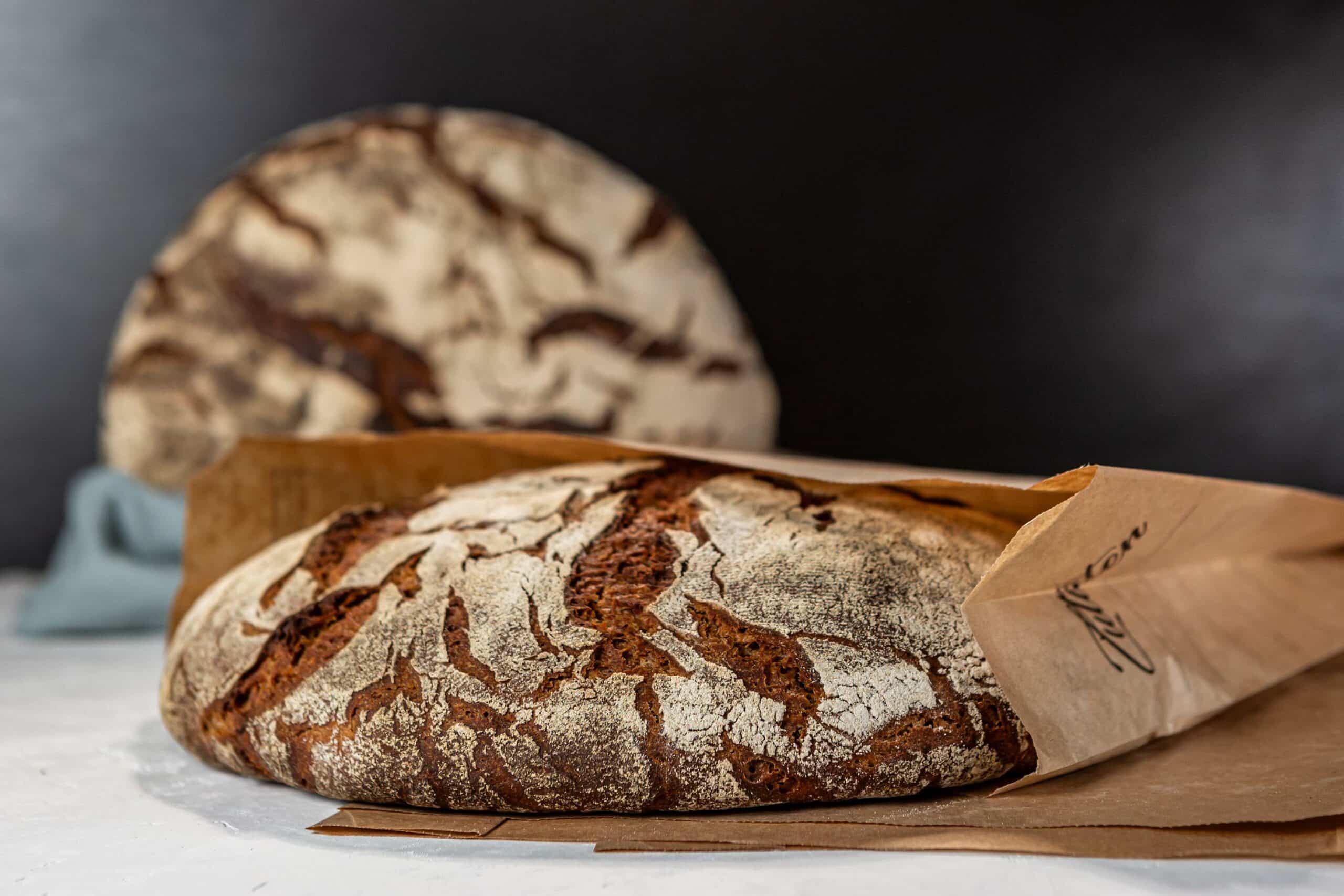 Rustikales Brot auf Backpapier