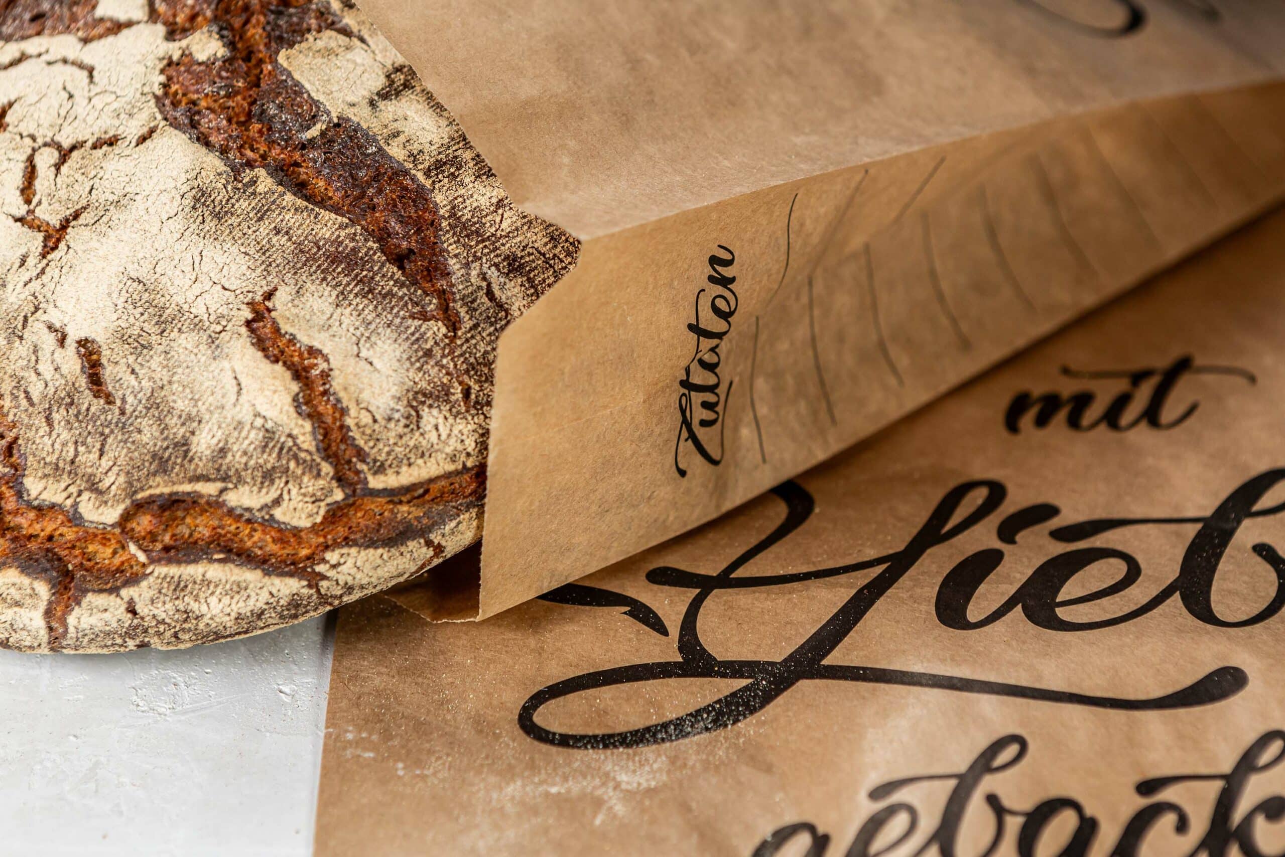 Brot in bedrucktem Brotpapier