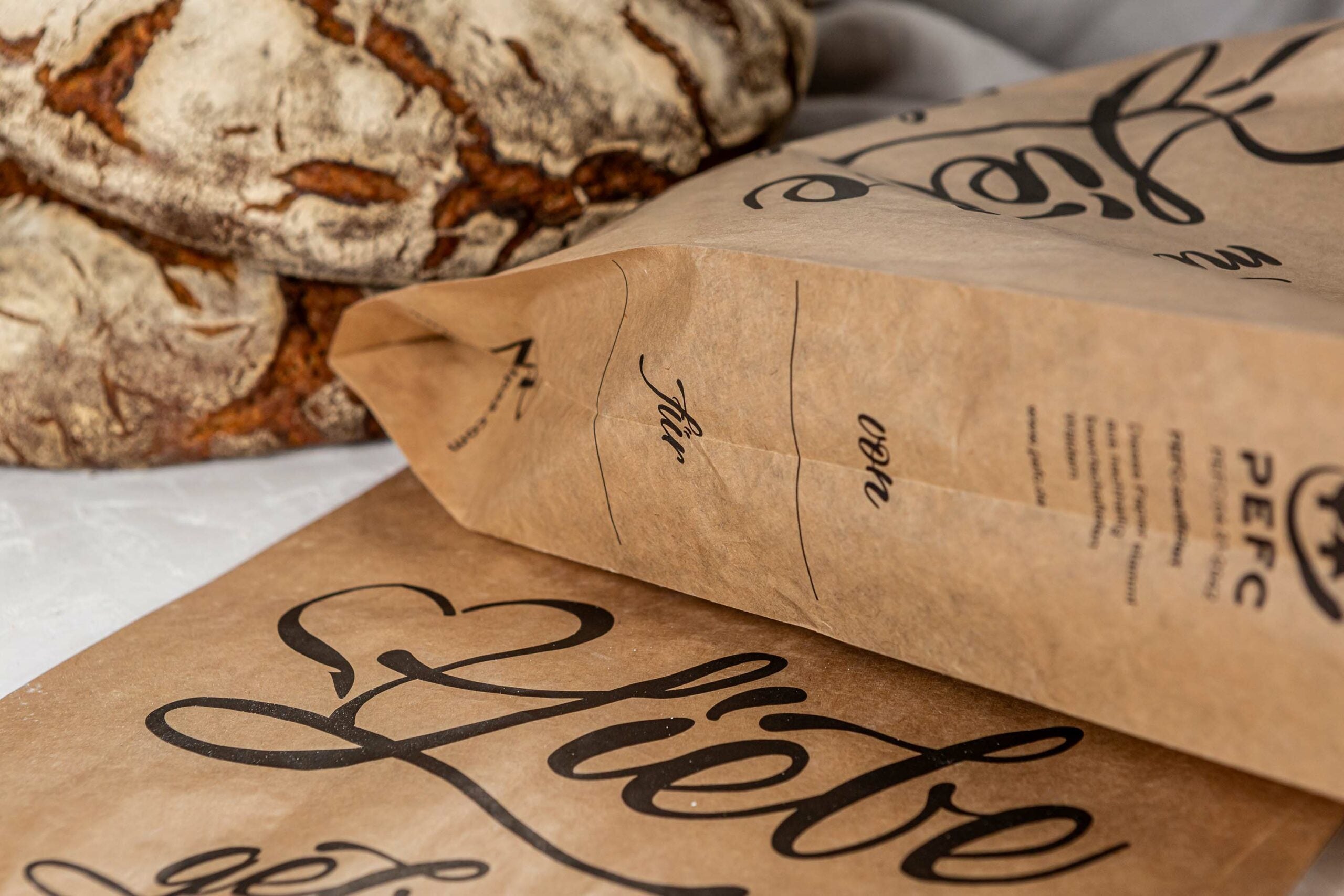 Brotlaib und Brottüte Nahaufnahme
