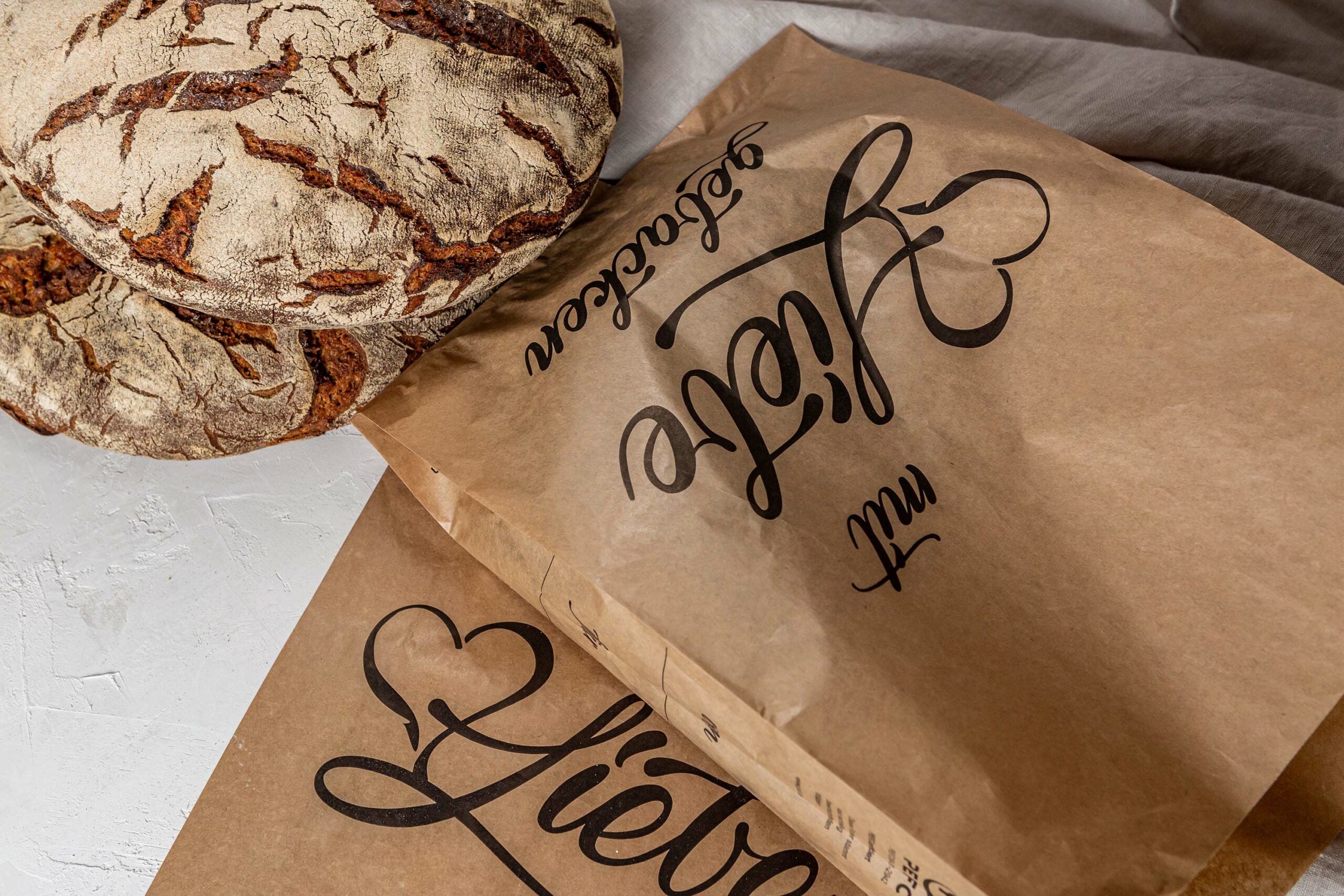 Brot und Papiertüte mit Aufschrift