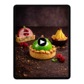 Patisserie und Törtchen auf einem Tablet