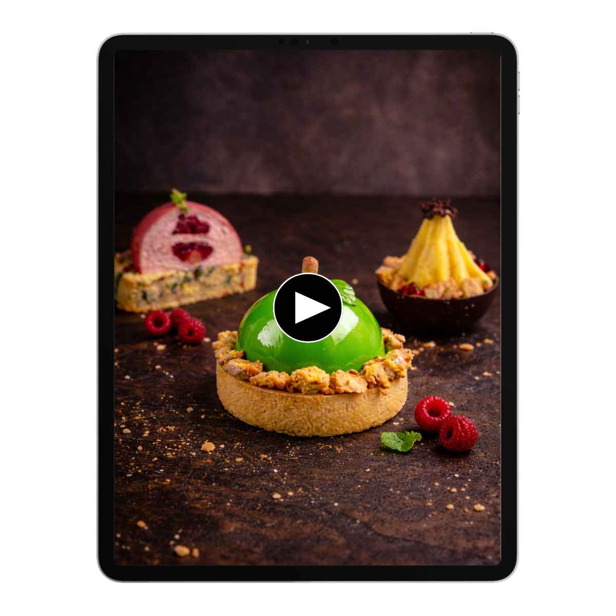 Patisserie und Törtchen auf einem Tablet