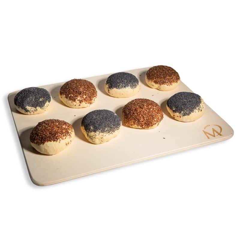 Acht Brötchen auf Backblech