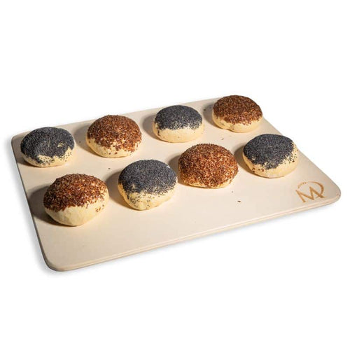 Acht Brötchen auf Backblech