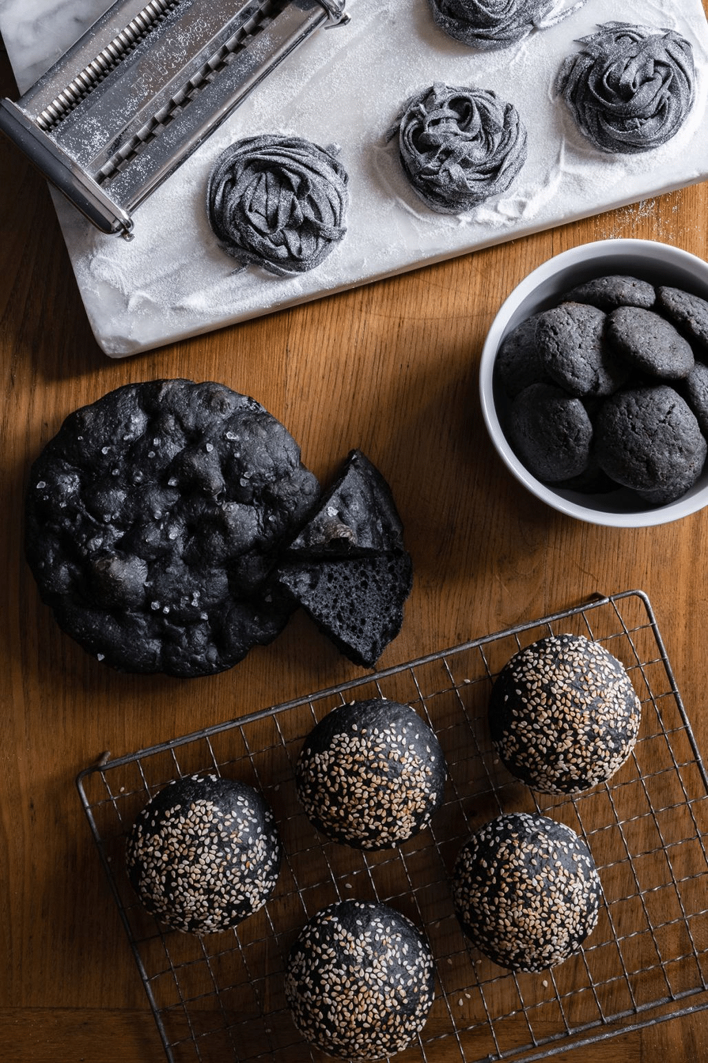 Schwarzes Gebäck und Brötchen angerichtet