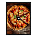 Pizza mit Mozzarella und Basilikum auf einem Tablet