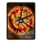 Pizza mit Mozzarella und Basilikum auf einem Tablet