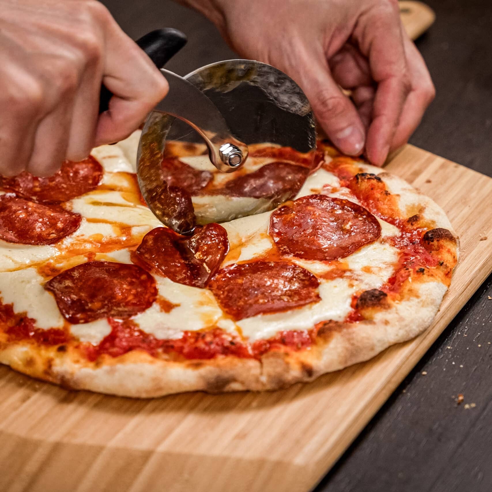 Marcel Paa schneidet Salami-Pizza.