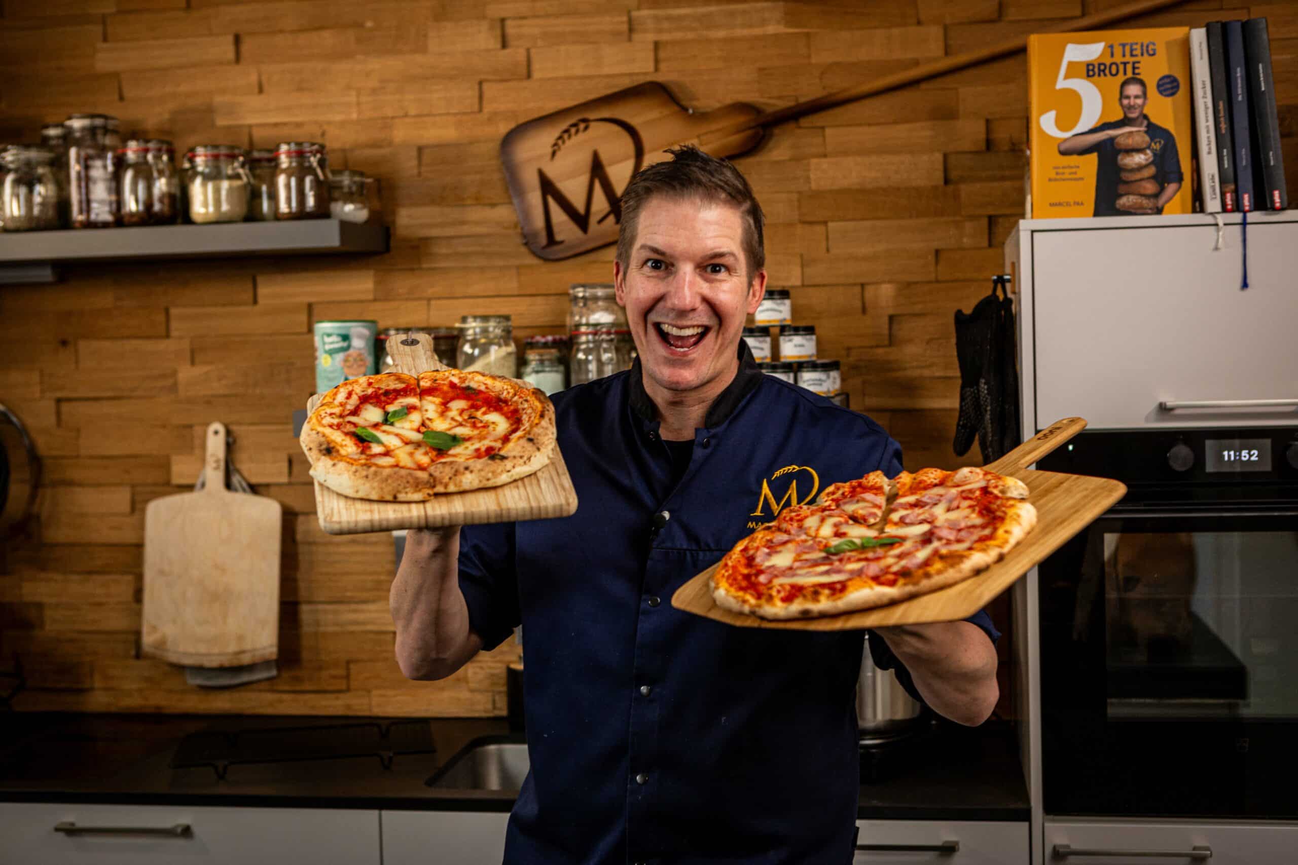 Marcel Paa hält zwei Pizzen