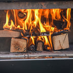 Holz brennt im Backofen