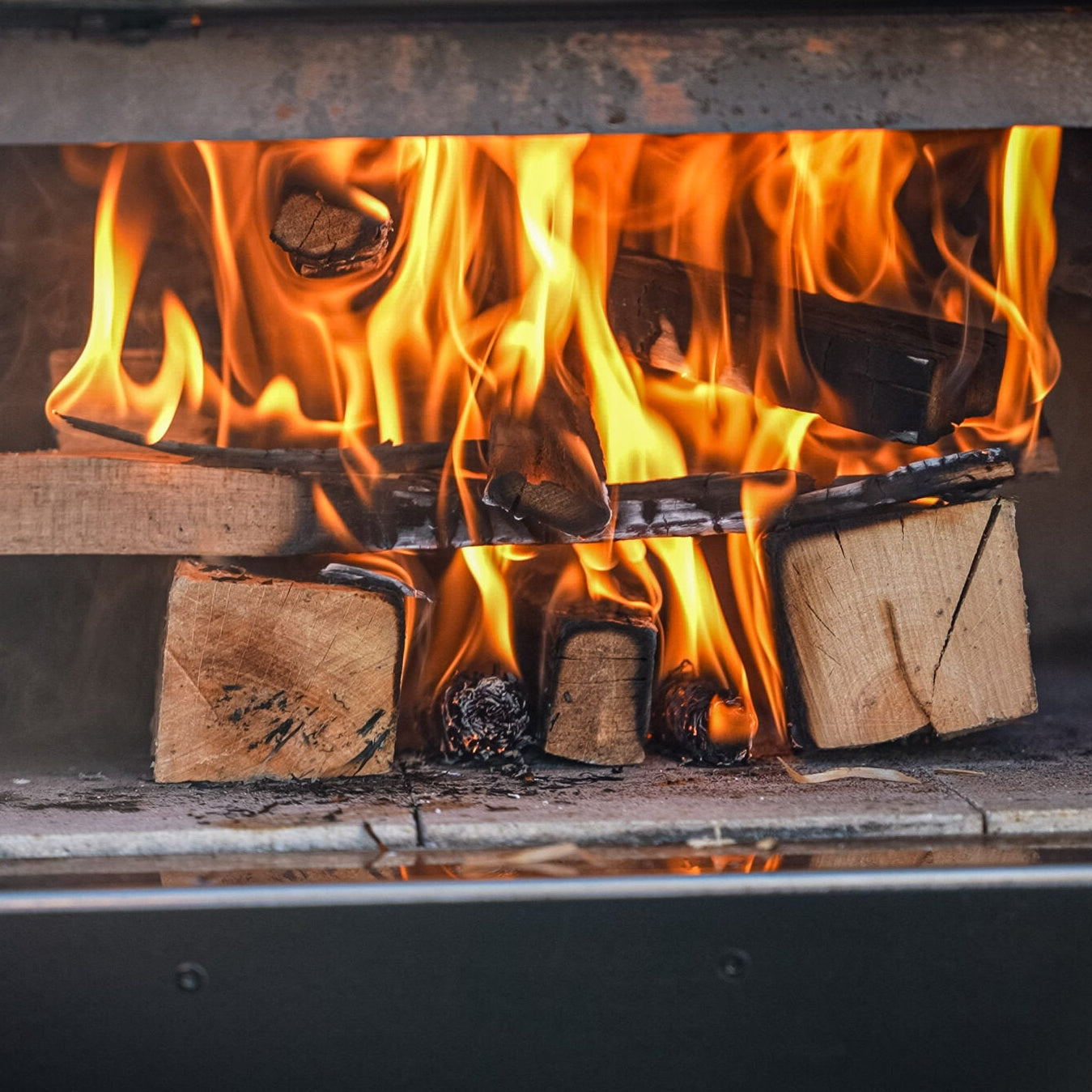 Holz brennt im Backofen