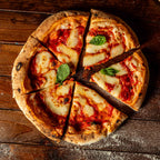 Pizza mit Mozzarella und Basilikum