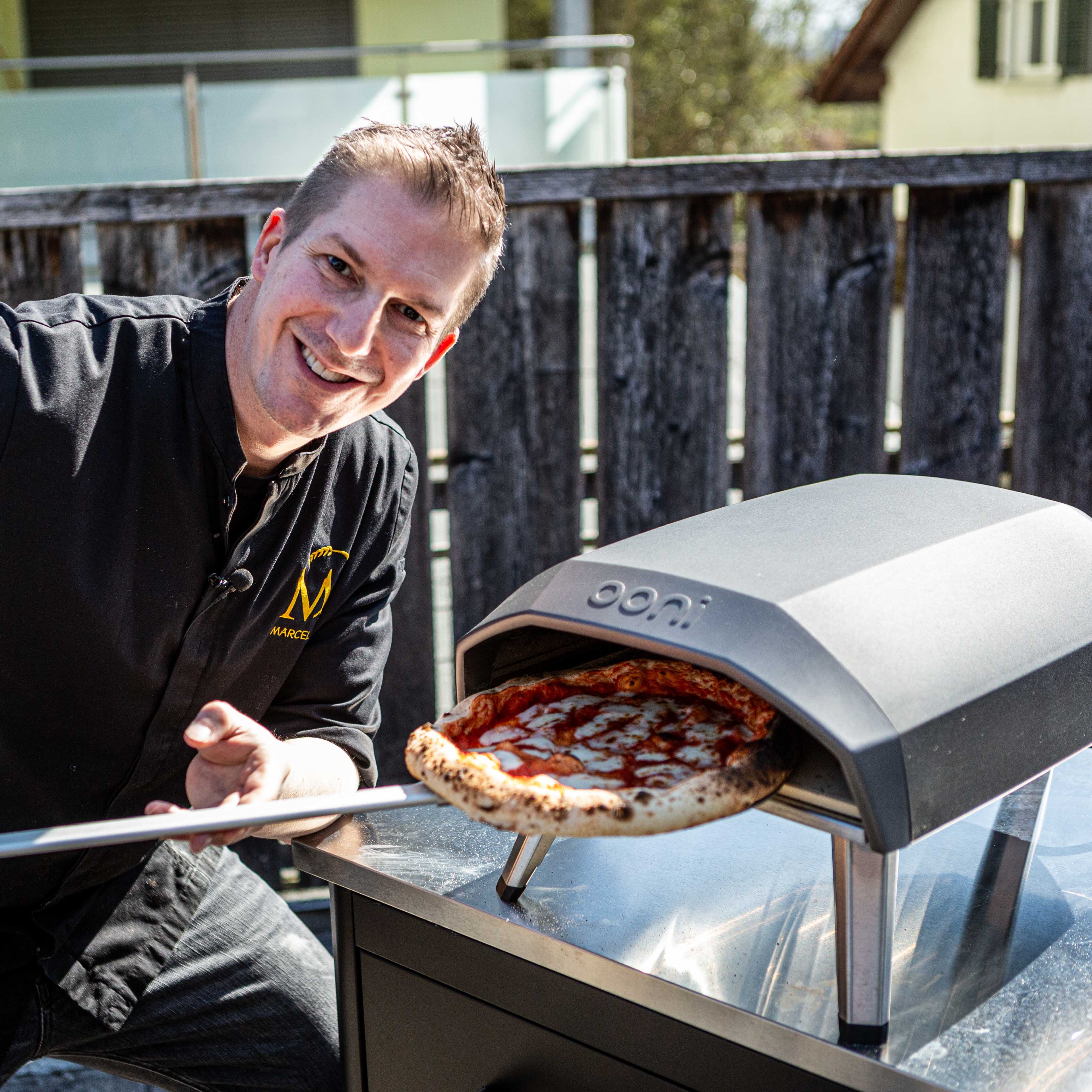 Marcel Paa vor dem Pizzaofen