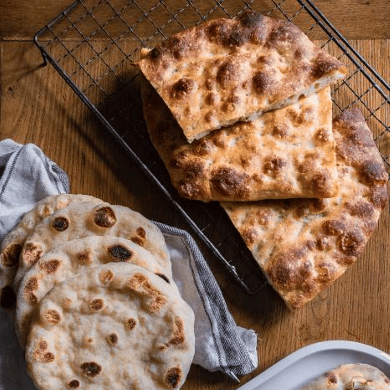Fladenbrot auf Gitter und Tuch