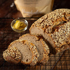 Geschnittenes Saatenbrot auf Gitterrost