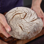 Marcel Paa hält rundes Brot