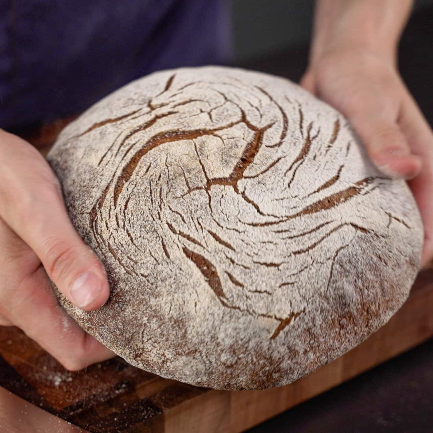 Marcel Paa hält rundes Brot