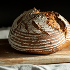Frisch gebackenes Brot auf Holzbrett