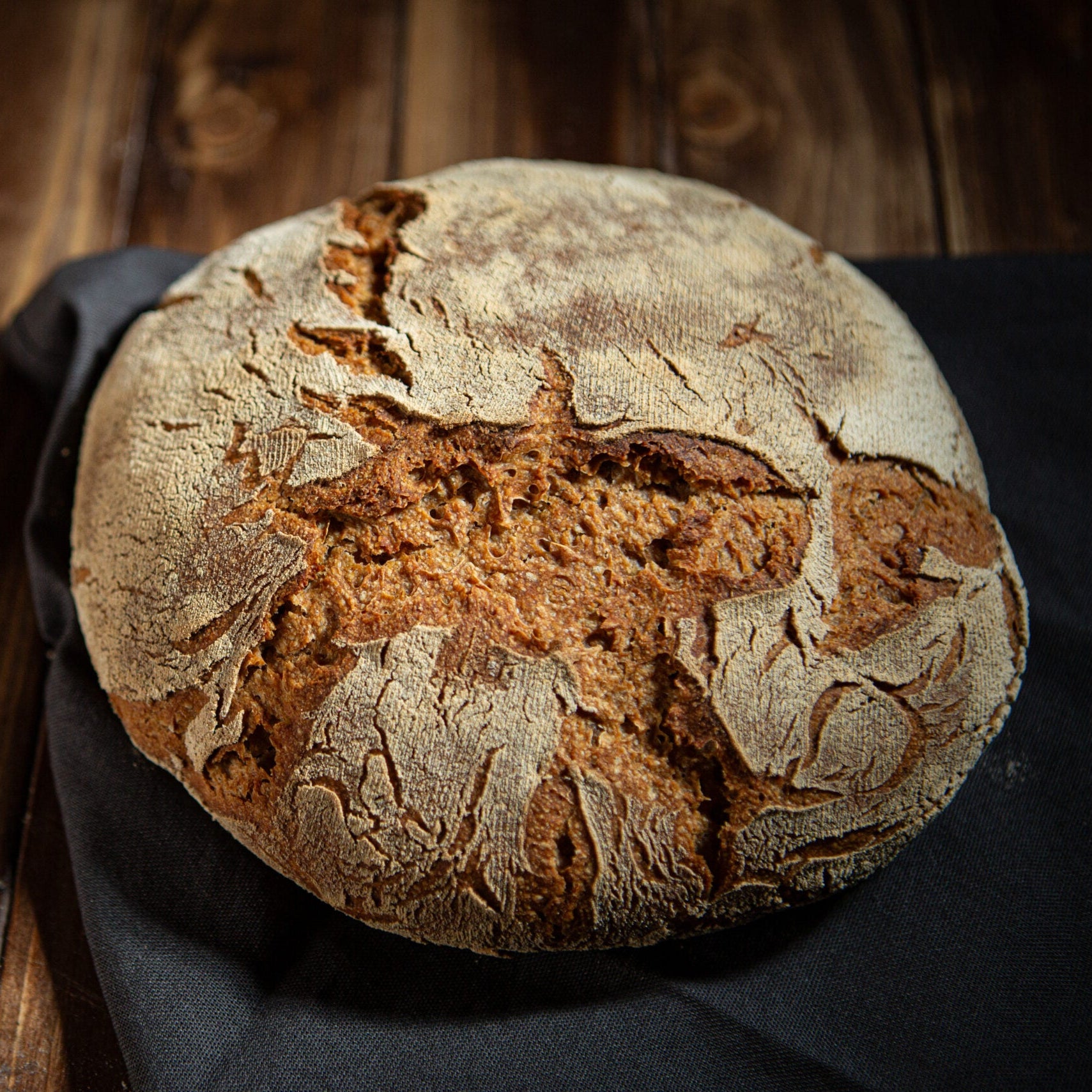 Rustikales Sauerteigbrot auf Holztisch