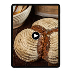 Rustikales Brot auf einem Tablet