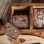 Rustikales Roggenbrot in Holzkiste