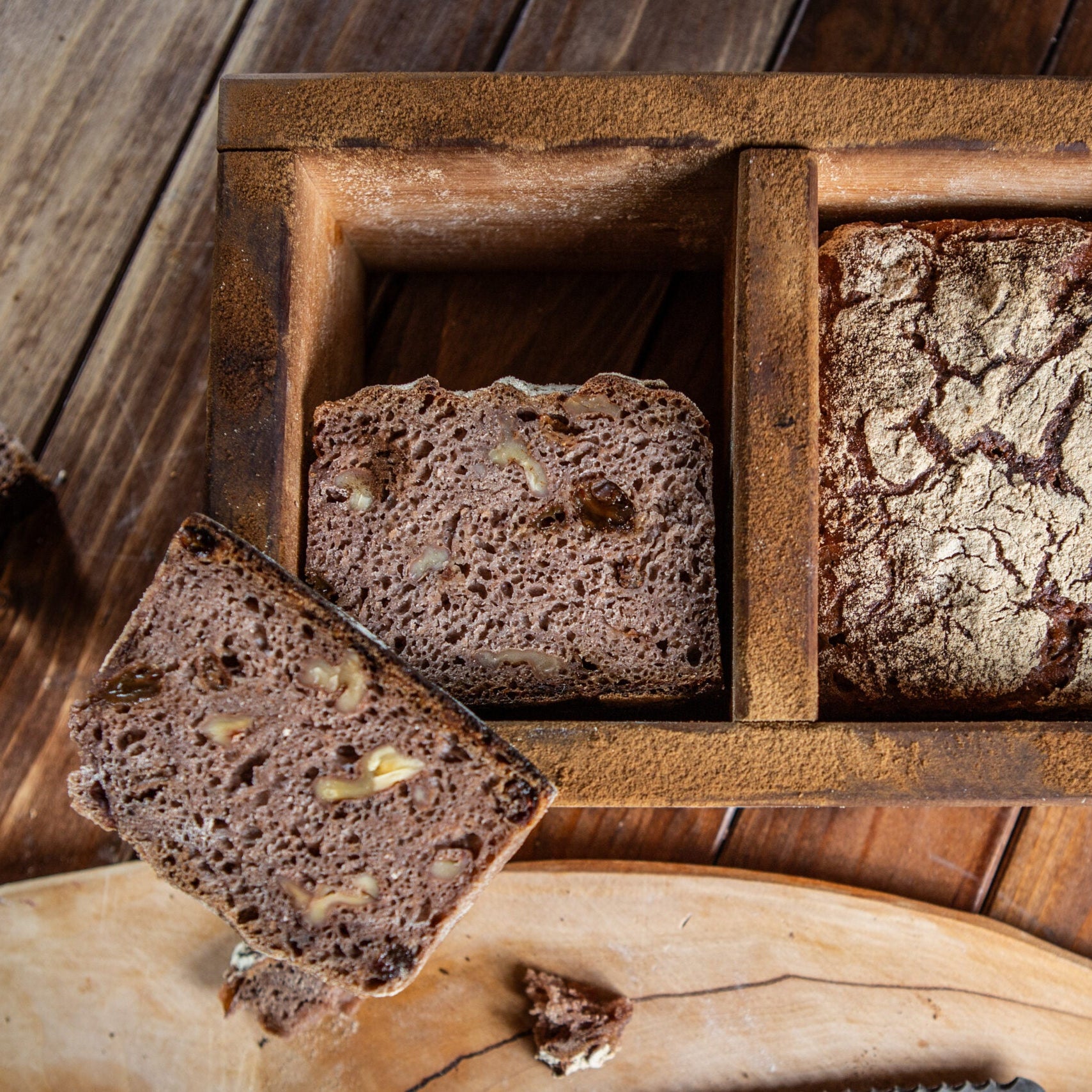 Rustikales Roggenbrot in Holzkiste