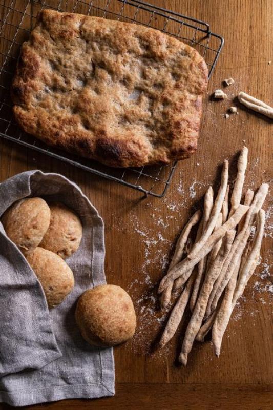 Focaccia, Brötchen, Grissini auf Holz