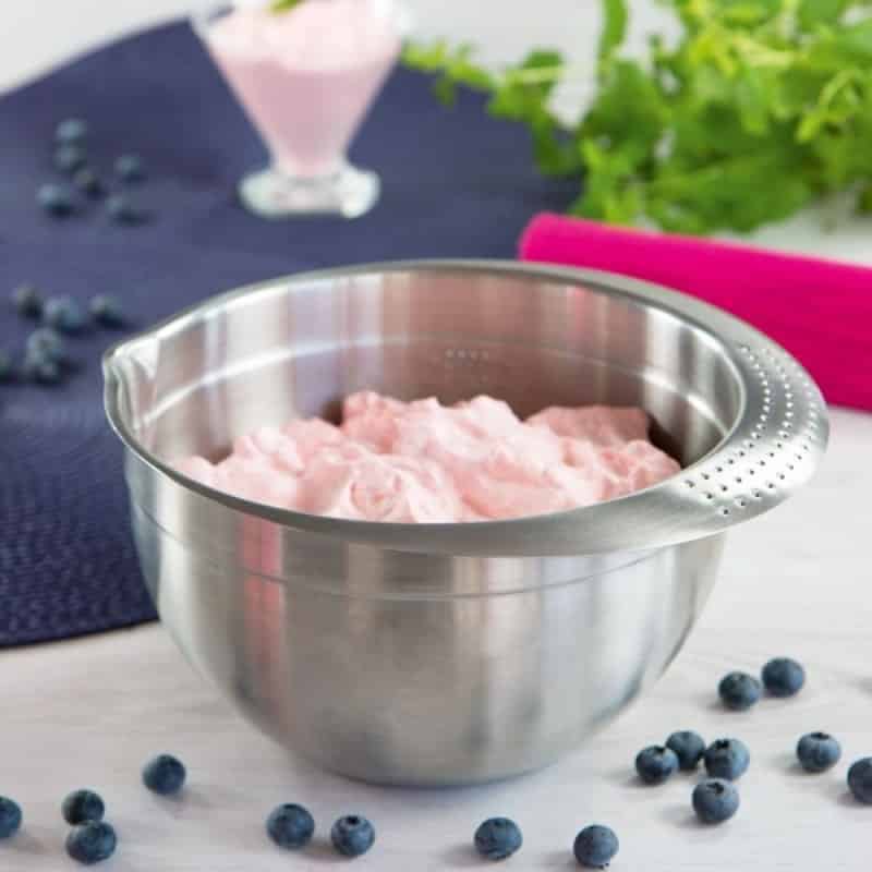 Edelstahlschüssel mit rosa Creme
