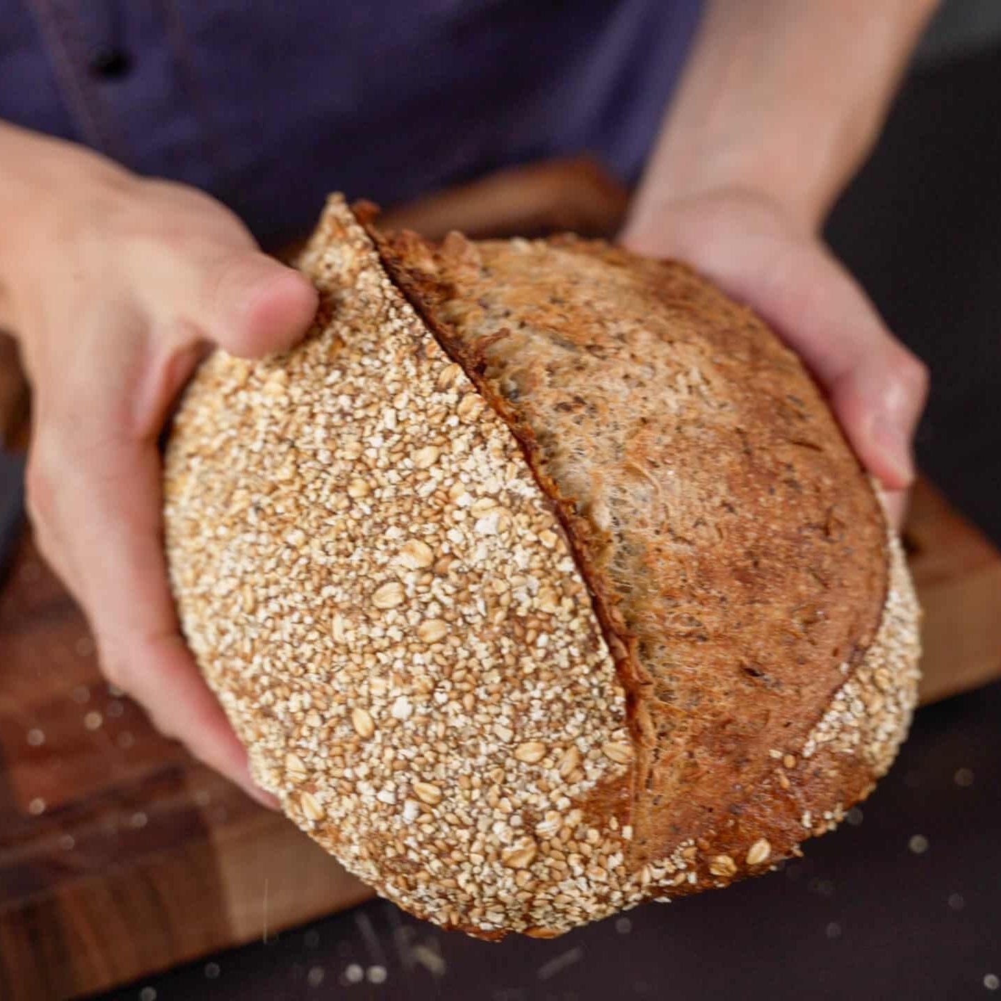Marcel Paa hält frisches Brot