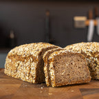 Frisch gebackenes Haferbrot auf Holzbrett