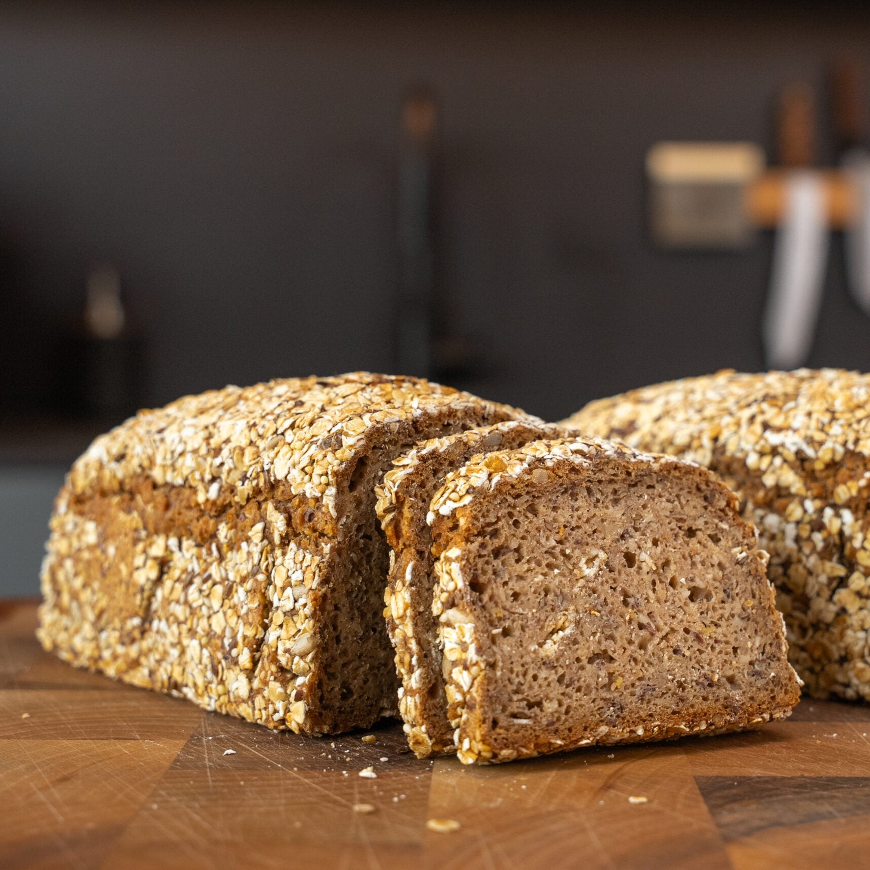 Frisch gebackenes Haferbrot auf Holzbrett