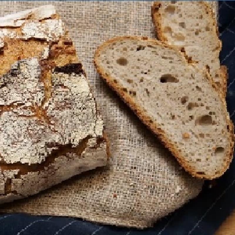 Frisches Sauerteigbrot auf Leinentuch