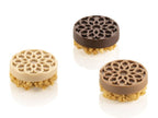 Drei Pralinen mit Ornament-Dekor