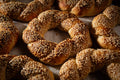 Sesamringe frisch gebacken Nahaufnahme