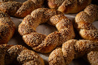 Sesamringe frisch gebacken Nahaufnahme