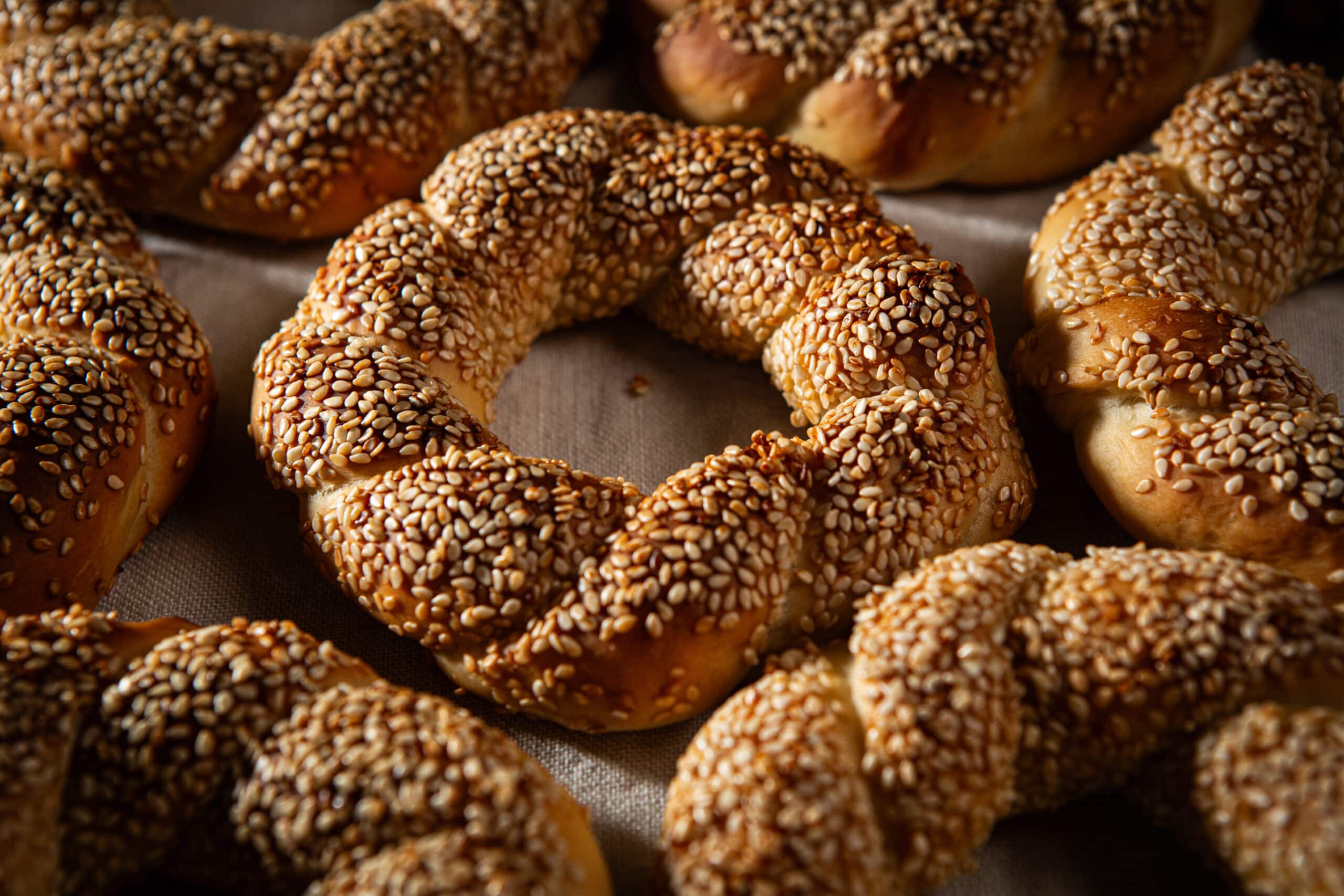 Sesamringe frisch gebacken Nahaufnahme