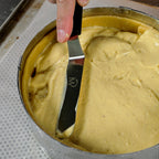 Teig in Backform glattstreichen