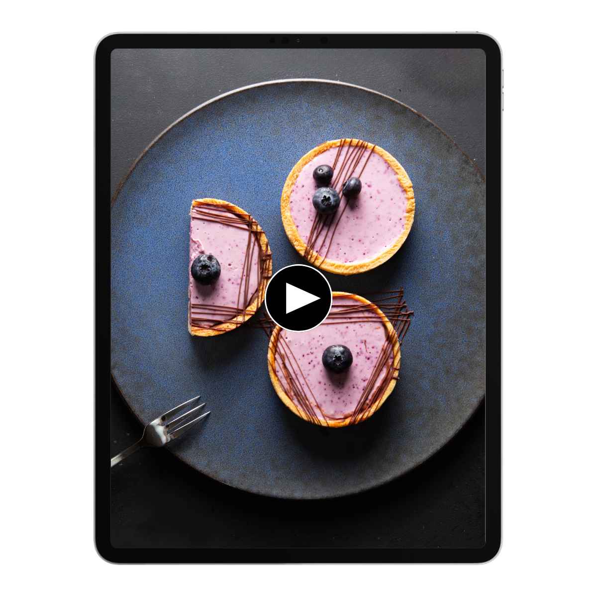 Tarte mit Blaubeeren und Schokolade auf einem Tablet